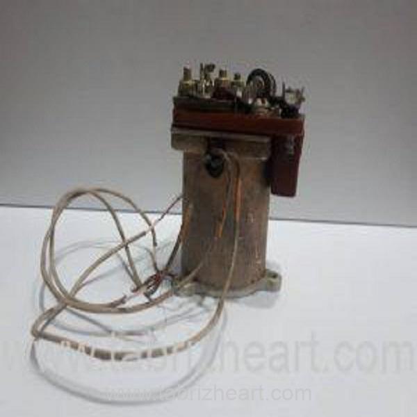 کنتاکتور یک دستگاه سوئیچیگ (کلید زنی)  الکتریکی است. که برای خاموش و روشن کردن یک مدار الکتریکی استفاده می‌شود.